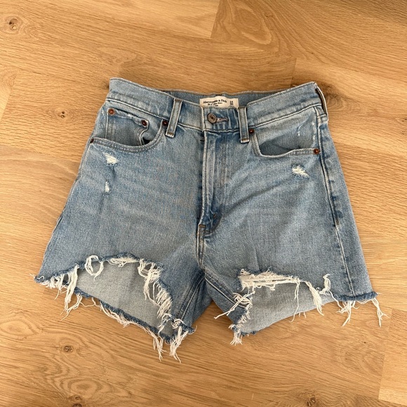 Abercrombie the 4” mom short high rise - Picture 2 of 5